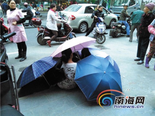 ?？谂勇愤叜a(chǎn)子,雨傘做產(chǎn)房