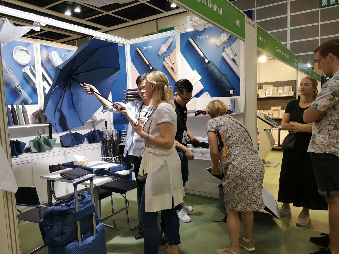 尚語(yǔ)傘業(yè)同事在香港展跟客戶溝通